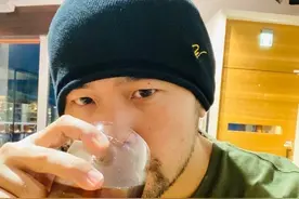 周杰伦沉迷戴帽子无法自拔，因为饱受脱发困扰？活动都要带假发片图片