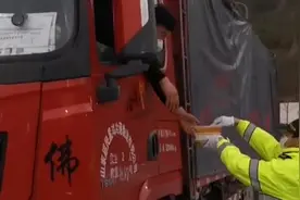 暖！湖北一检查口工作人员得知外地货车没饭吃 送上便当视频封面