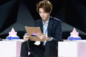 鹿晗||Gucci 藏青西装搭配浅蓝条纹衬衫，低调不失细节感图片