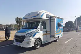 800AH锂电+152L冰箱+210L清水，新款隆翠哆啡房车图片