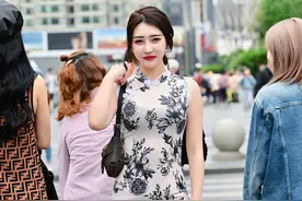 清纯美女穿旗袍，一般人不敢这么穿，这回眸一笑百媚生图片
