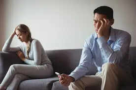看比赛时，女友跟陌生男人抱在一起欢呼，我看到了爱情的尽头图片