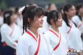 成都七中万达学校举行高三学子成人礼：穿汉服、传书信、加冠及笄图片