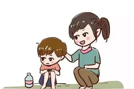 孩子睡觉前有这三个行为，说明缺乏安全感，家长要重视图片
