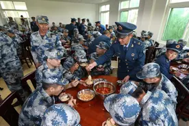新兵入伍第一顿，老兵退伍前最后一顿都要吃什么？意义非常特殊图片