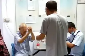 九旬老人独自乘车看病迷路 武汉公交人暖心相助图片