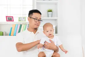 已有不少孩子受伤！转发各位父母：宝宝出生后，这5件事都是禁忌图片