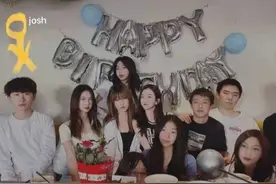 15岁李嫣瘦成平板身材，穿背心皮肤嫩白显瘦弱，脖子上挂一串珍珠图片
