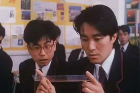 56岁黄一山曝近况，被粉丝簇拥吓到护胸，曾是周星驰御用配角图片