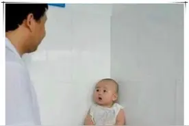 宝宝医院打针走红，犀利的眼神让人哭笑不得，网友：孩子真记仇图片