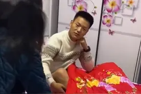 安徽一男子结婚当天睡过头，母亲急得掀被窝，姐姐：差点拿鞋打了图片
