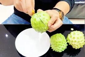 试吃拼多多29.8元的“释迦摩尼果”切开我就后悔了！视频封面