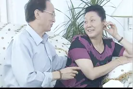 老头精力真是旺盛，大白天还要发挥作用！被老太骂：老不正经视频封面