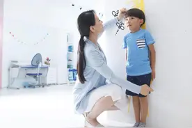 秋天长高季，睡前两小时4件事会“偷走”孩子的身高，家长要避免图片