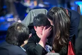 LPL 还记得把UZI按在替补席上的狂小北吗?图片
