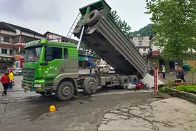摩托车被卷入大挂车底部 遵义特勤消防救援站紧急救援图片