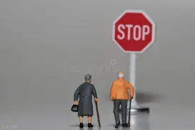 父母老了病了后，因为养老的问题，我跟哥哥反目成仇图片