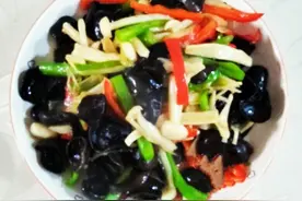 清脆爽口的蘑菇木耳炒辣椒，有没有勾起你们的味蕾。赶紧学起来吧图片