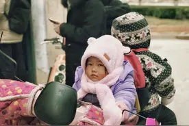 “父母拼命供你读书，如今你却要回家带娃？”母亲三连问惹人泪目图片