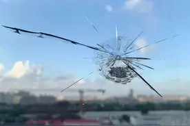 砰！砰！砰！沪上居民楼，多户窗玻璃被击碎！好怕，好怕，好怕怕图片