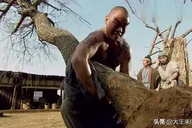 鲁智深倒拔垂杨柳，撞一下杨柳抖三下，双手力气达到2吨？图片