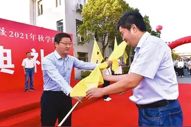 江苏盐城：经贸高职校秋学期立新规，校长公布电话邮箱 学生手机统一管理图片