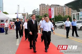 曹炯芳到湘潭2020年春季车展现场巡馆 进入本地产车内体验图片