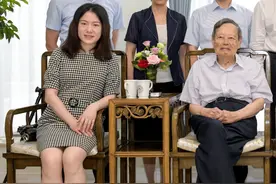 99岁杨振宁写给翁帆的情书曝光，相差54岁的爷孙恋，过得怎样图片