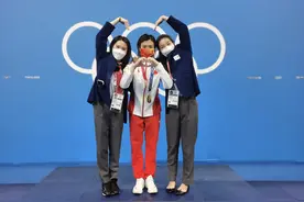 施廷懋卫冕冠军！与郭晶晶陈若琳亲密合影，三代跳水女神罕见同框图片