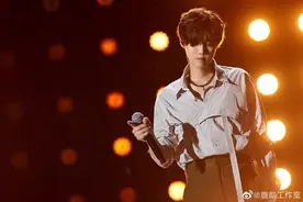 鹿哥太空风工装look演绎《Coming In Hot》“分身舞”图片