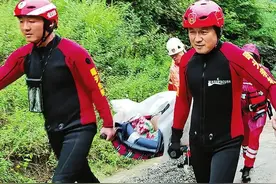 硬核援救——铲车救援背后的温情故事｜大雨中的路标｜曙光救援队成功救助一危重病人图片