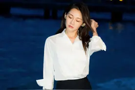 苗苗婚后更敢穿了，白衬衫搭包臀裙勒出3D感，这凹凸曲线真诱人图片