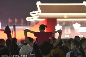 穿过胡同，坐在父亲二八车后座上的时光快乐无比！图片