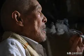 100岁爷爷，早餐吃得很特别，无长寿秘诀，99岁仍能逛街拾柴图片