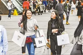 重庆各大商圈优惠多人气旺 其中观音桥商圈重点商贸企业销售额同比增长30%以上图片