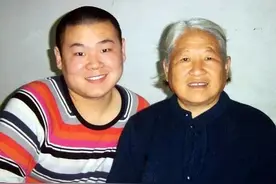 岳云鹏辟谣自己拍电影，手写字条显严肃，否认跟风贾玲拍“父亲”图片