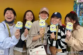 马伊琍打卡游乐园，穿嘻哈风T恤目测70斤，板鞋当拖鞋穿太不雅观图片