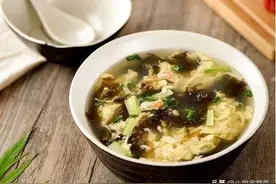 紫菜汤，大部分人直接用水煮紫菜，这不对，换这煮法汤柔味美脆嫩图片