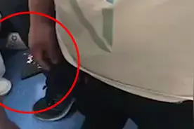 地铁内一男子疑似偷拍女性裙底 摄像头朝上对着女孩臀部视频封面