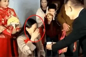 “冻龄丈母娘”火了，新郎敬茶开玩笑叫姐，一旁新娘冷笑无言图片