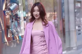 别人纽扣都在前边，她却非要系“腰上”，真把自己当“皇后”？图片