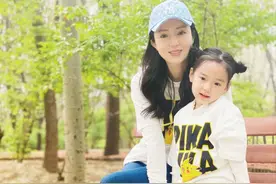 董璇离婚后晒女儿合照，T恤配牛仔裤好减龄，女儿长大更像妈妈图片