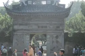 日军侵华时，唯独不敢毁坏我国一位英雄的坟墓，磕头烧香很是崇拜图片