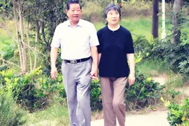 60-70岁的老人，每天走多少步合适？“日行”万步对身体更好吗？图片