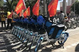 赞！包头的共享电动车配备安全头盔啦！“持牌上岗”更安全图片