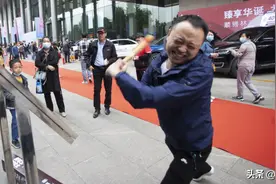 有人“砸场子”！汽车嘉年华上演“江湖纷争”图片