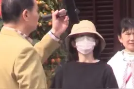 谢娜二胎孕肚大如箩！身材发福小鸟腿不再，走路颤巍妈妈贴身搀扶图片