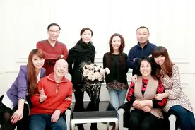 “雷锋奶奶”靳国芳一家 充满和谐快乐正能量的幸福家庭图片
