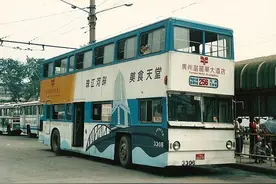 老照片：八九十年代广州从香港引进双层巴士，车身广告归香港所有图片