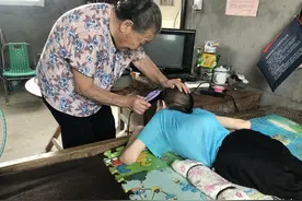 九旬老人无怨无悔照顾病儿四十载图片